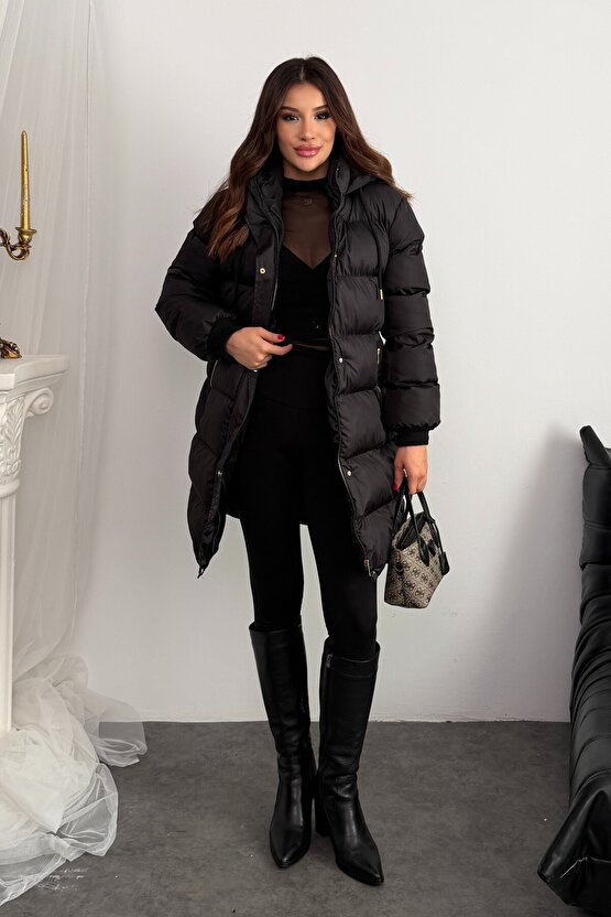 Kadın Siyah Uzun Kapüşonlu Şişme Mont – Oversize Kışlık Gold Düğmeli