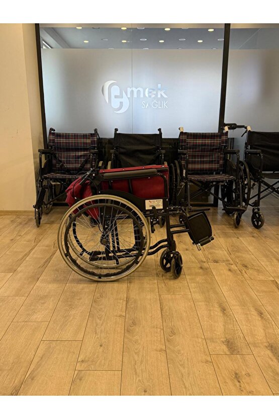 Wipperman marka Refakatçi Frenli Ekonomik Manuel Tekerlekli Sandalye