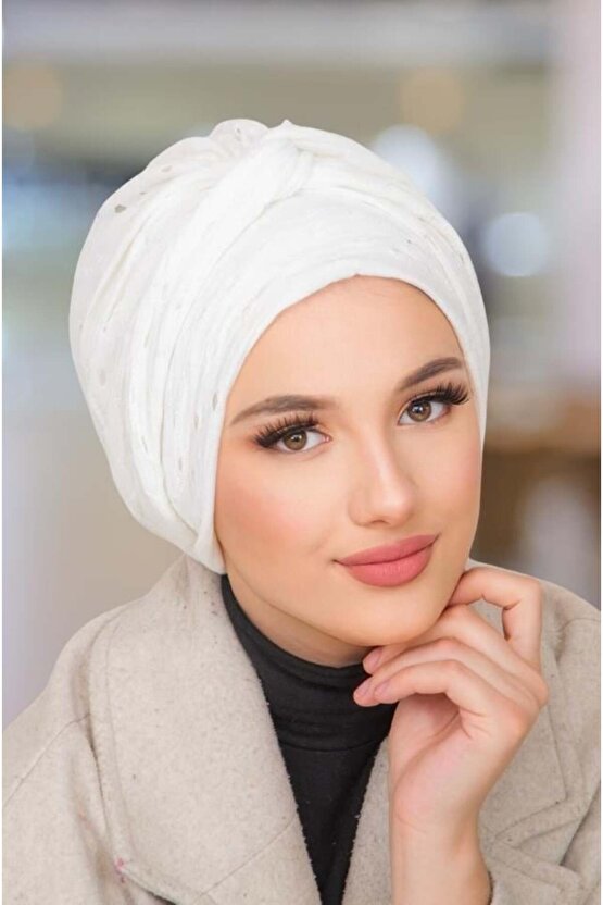 Beyaz Ajurlu Hazır Burgu Detaylı Bone