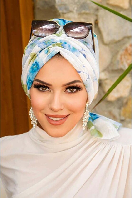 Beyaz Mavi Çiçekli Tokalı Bone