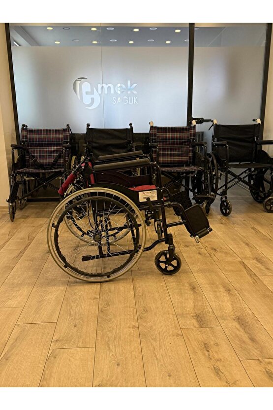 Wipperman marka Refakatçi Frenli Ekonomik Manuel Tekerlekli Sandalye