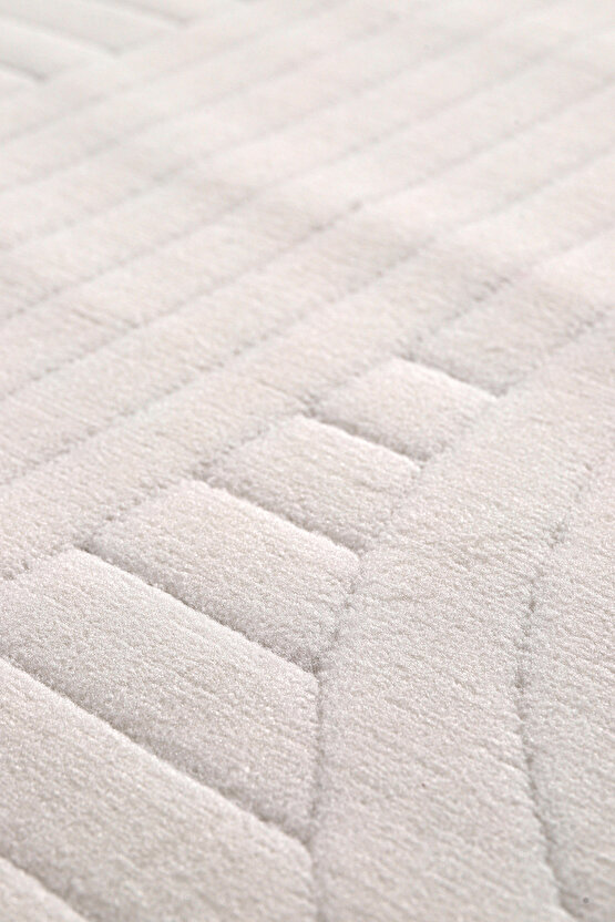 Bambu Saten Parlak Tüylü Yumuşak Kadife Halı Hav Tüy Vermez Taç Beyaz