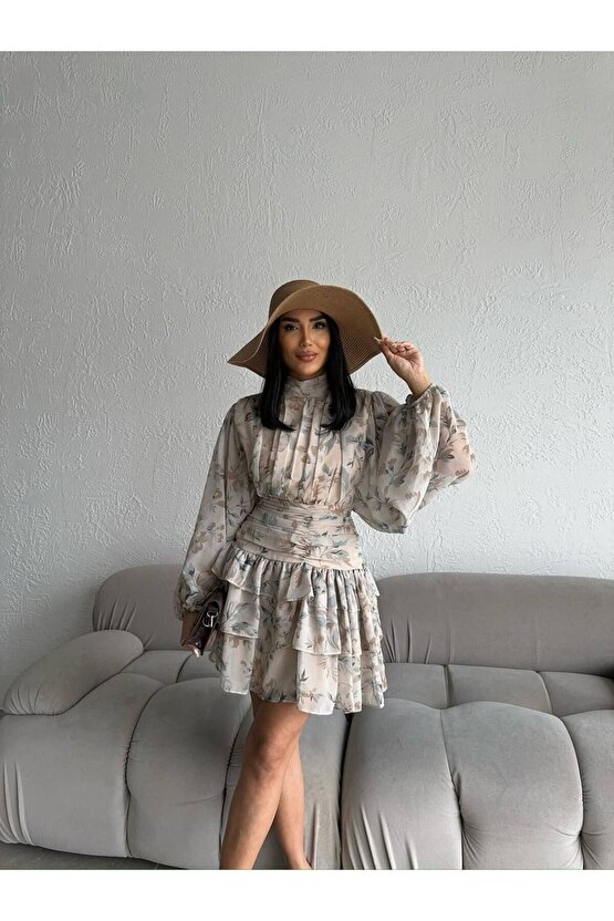 Dik Yakalı Drapeli Sırt Detaylı Çiçek Desenli Kahve Mini Şifon Elbise