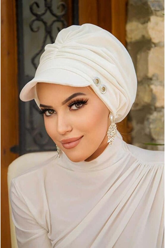 Beyaz Metal Detaylı Tesettür Şapka Bone