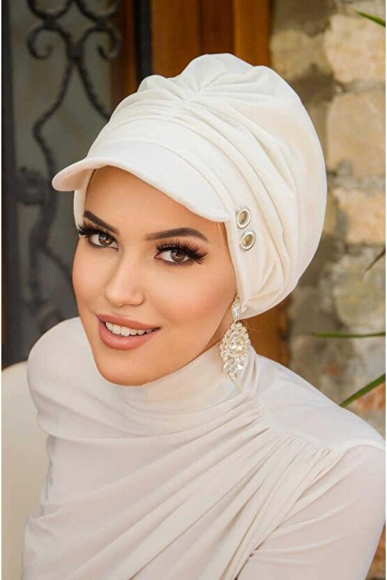 Beyaz Metal Detaylı Tesettür Şapka Bone
