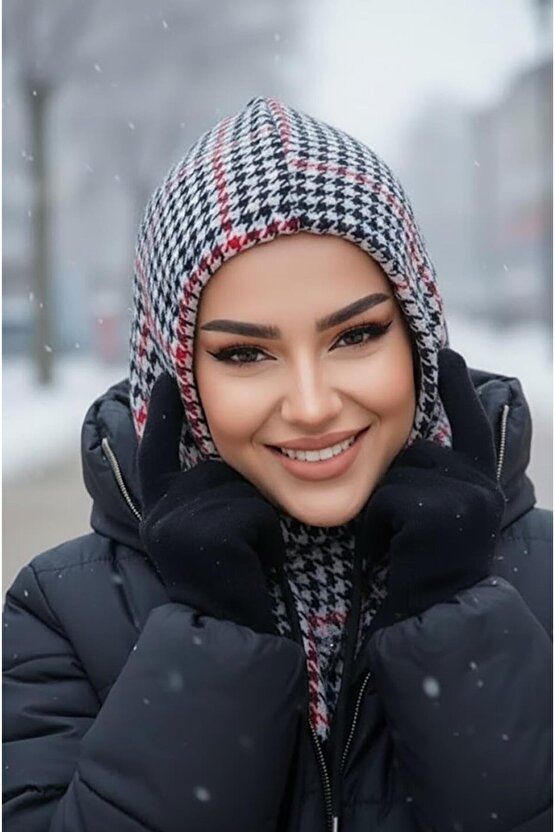 Kırmızı Kazayağı Bağcıklı Kapüşon Bone