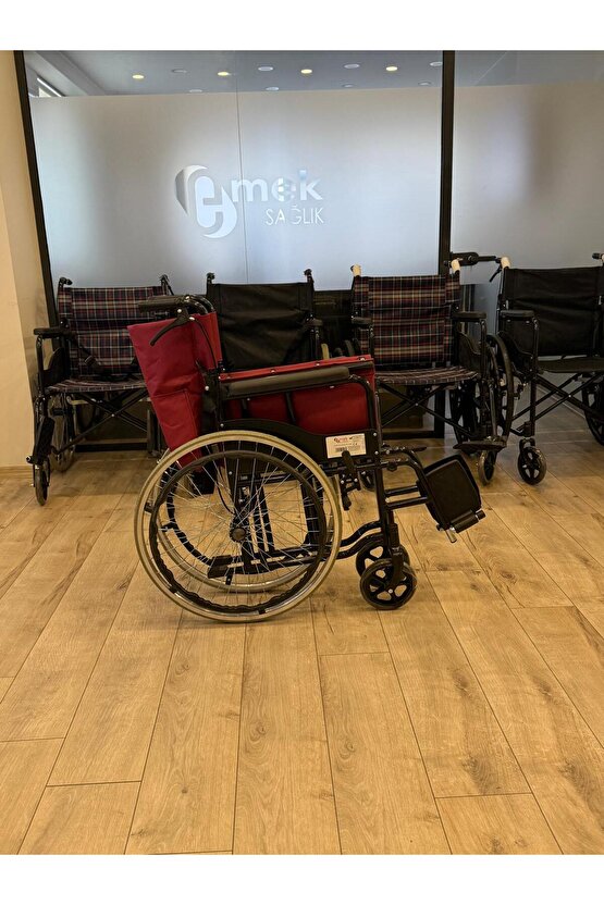 Wipperman marka Refakatçi Frenli Ekonomik Manuel Tekerlekli Sandalye