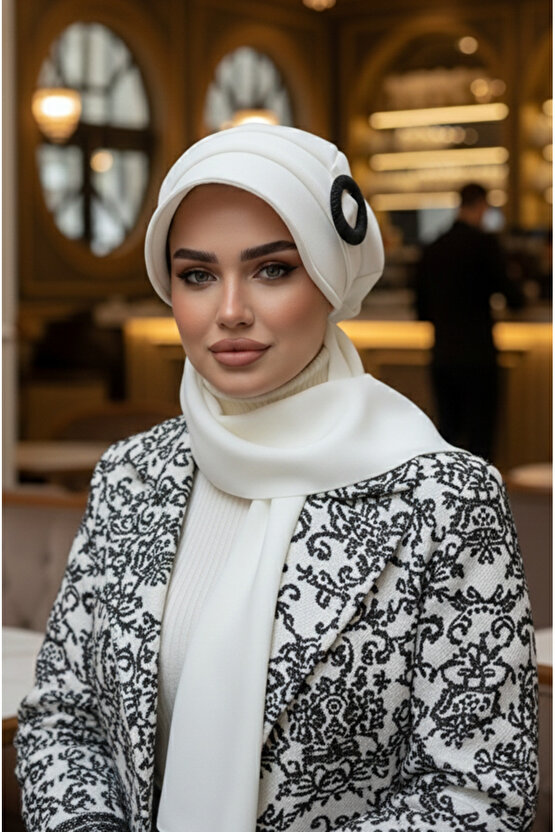 Beyaz Siyah Tokalı Tesettür Şapka