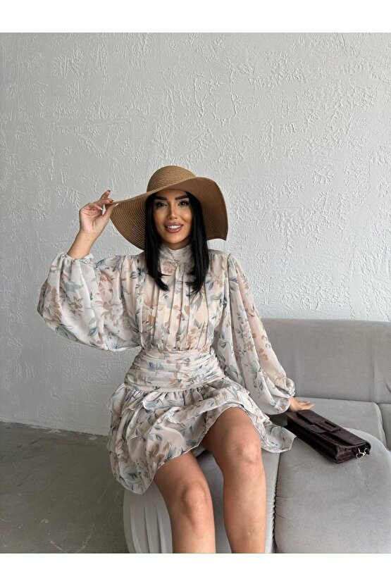 Dik Yakalı Drapeli Sırt Detaylı Çiçek Desenli Kahve Mini Şifon Elbise