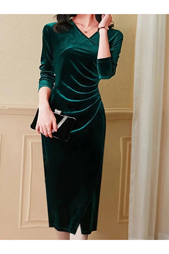 Kadın Uzun Kollu Kruvaze Yakalı Yandan Büzgülü önden çapraz Detaylı Midi Kadife Elbise