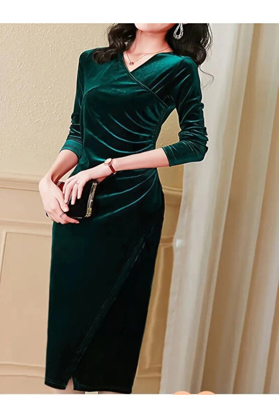 Kadın Uzun Kollu Kruvaze Yakalı Yandan Büzgülü önden çapraz Detaylı Midi Kadife Elbise