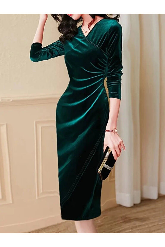 Kadın Uzun Kollu Kruvaze Yakalı Yandan Büzgülü önden çapraz Detaylı Midi Kadife Elbise