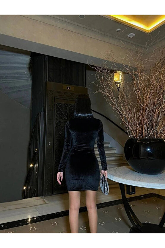 Kadın Uzun Kollu Göğüs Dekolteli Kadife Kumaş Mini Kruvaze Elbise