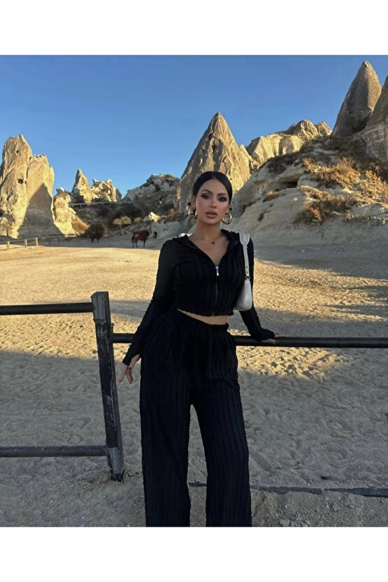 Kadın Uzun Kollu Parmak Geçme Ve Fermuar Detay Kısa Ceket Ve İspanyol Paça Pantolon Ikili Takim