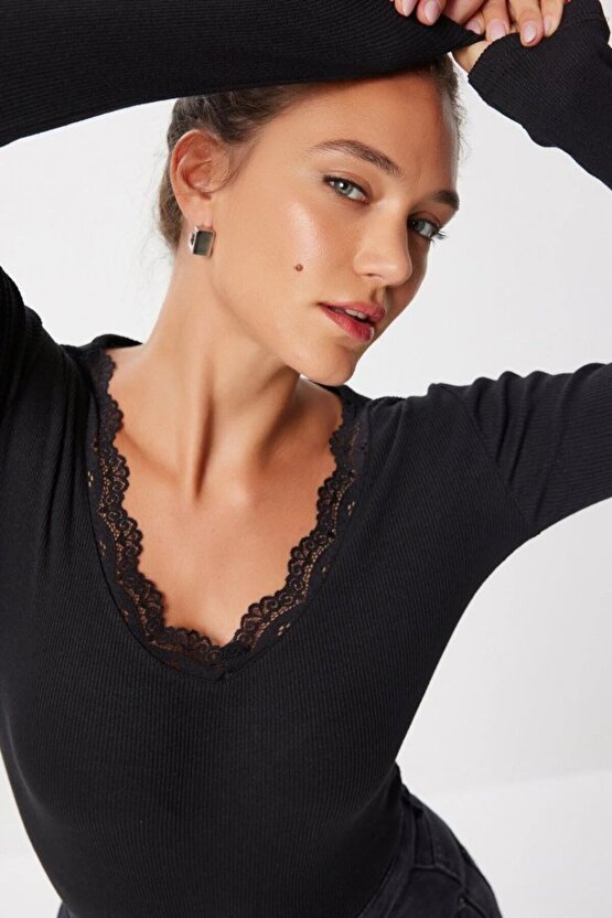 EQURİ Kadın Dantel Detay V Yaka Kaskorse Kumaş Bluz