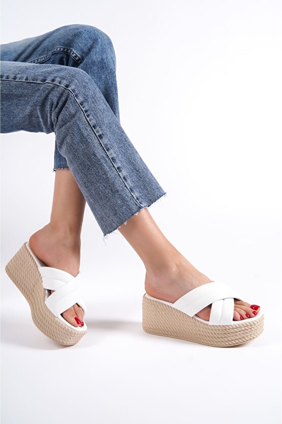 JOYMIX Dolgu Topuklu Ortopedik Taban Hasır Görünümlü Kadın Terlik CKT - Beyaz