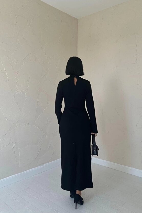 Siyah Omzu Güllü Düz Elbise