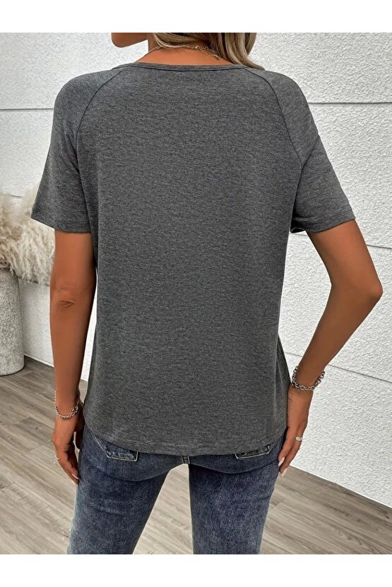 Kadın Kısa Kollu önden Fermuarlı Yazı Baskılı Viskon Bluz