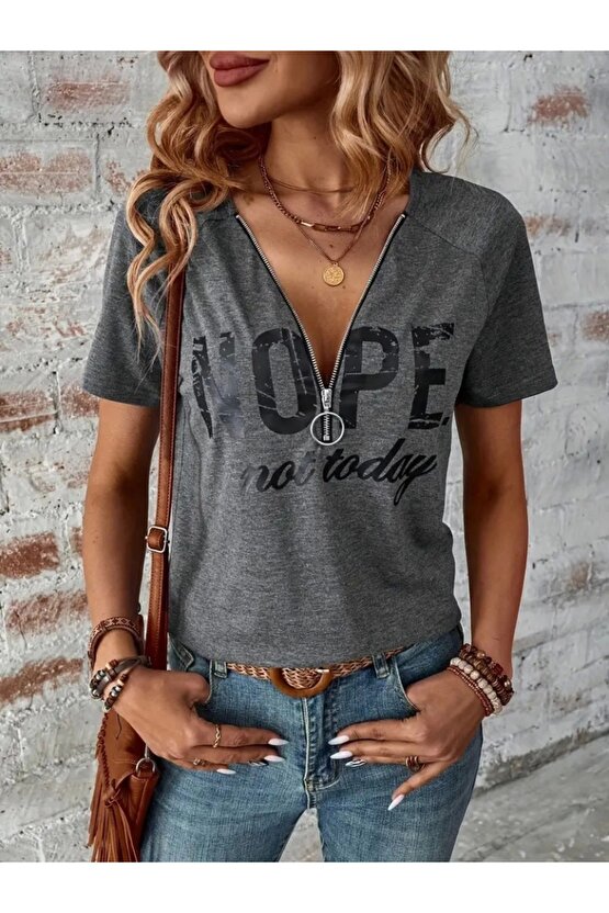 Kadın Kısa Kollu önden Fermuarlı Yazı Baskılı Viskon Bluz