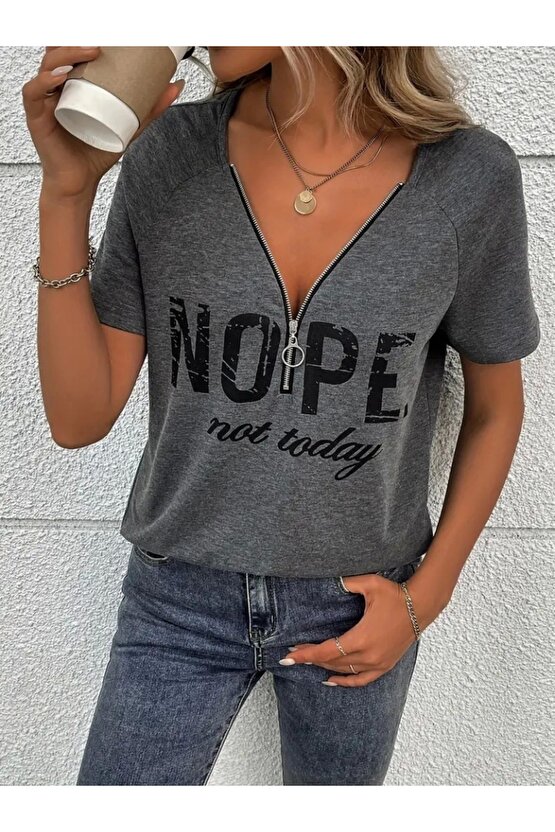 Kadın Kısa Kollu önden Fermuarlı Yazı Baskılı Viskon Bluz