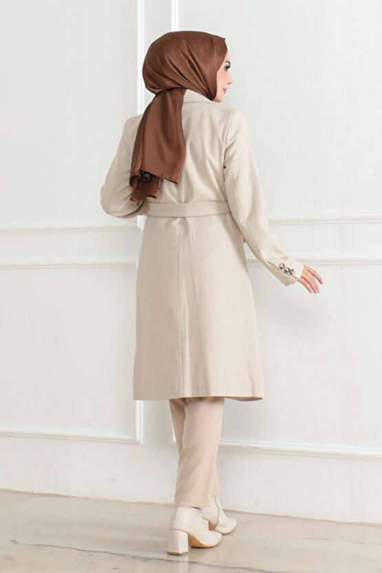 Kaşe Kaban – Uzun Boy Kruvaze Yaka, Kuşaklı Tesettür Kışlık Kaban, Astarlı Şık Yünlü Dokuma Oversize