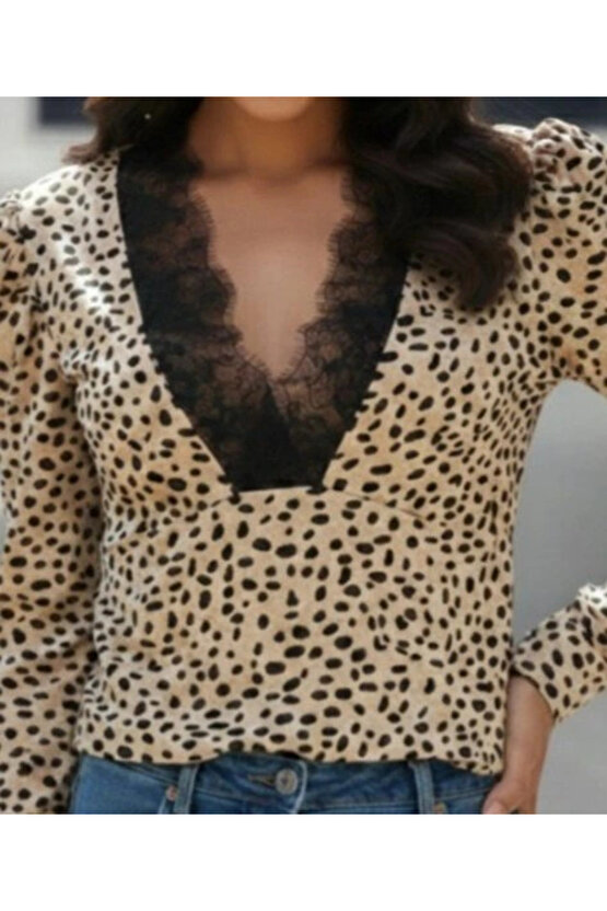 Kadın Uzun Kollu önden Derin Dantel Yaka Leopar Desenli Dalgıç Bluz