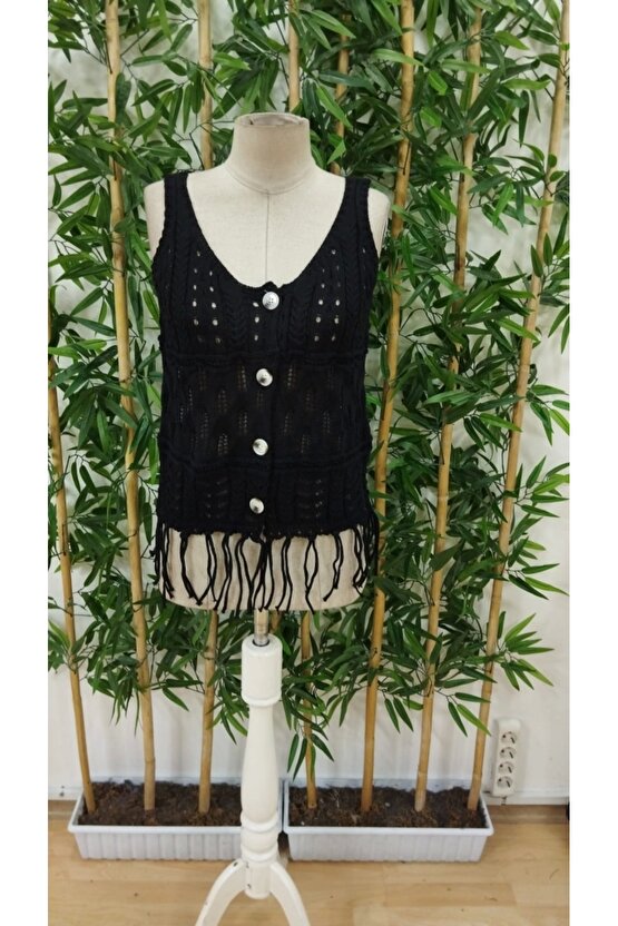 Kadın askılı yuvarlak yaka önden düğmeli püsküllü triko bluz