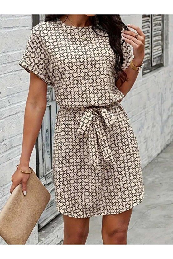 Kadın Kısa Kollu Yuvarlak Yaka Beli Kuşaklı Geometrik Desenli Süprem Elbise