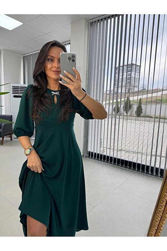 EQURİ Kadın Kısa Kollu Bisiklet Yaka Fiyonk Broşlu Midi Janjan Krep Elbise