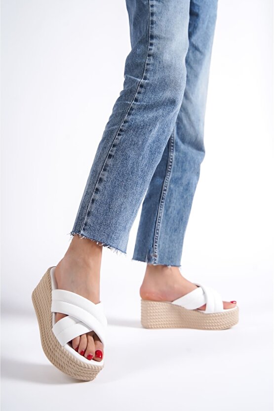 JOYMIX Dolgu Topuklu Ortopedik Taban Hasır Görünümlü Kadın Terlik CKT - Beyaz