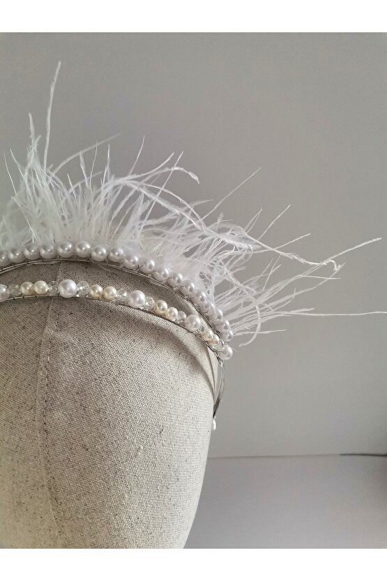 Beyaz Tüy ve İnci Işıltısı Taç