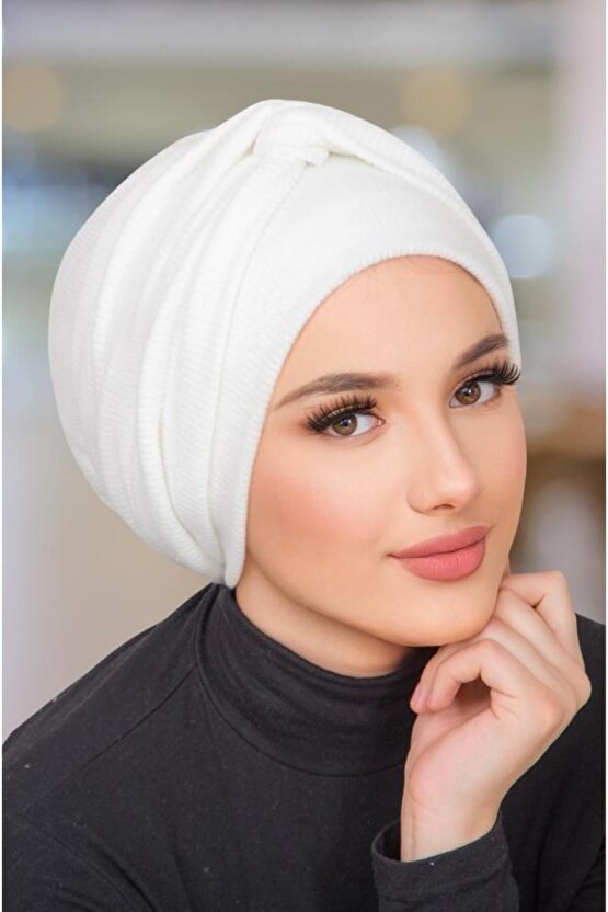 Beyaz Triko Fitilli Burgu Detaylı Bone