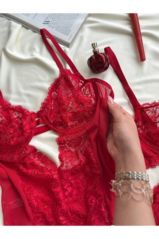 Derin Dekolteli Transparan Dantelli Bodysuit