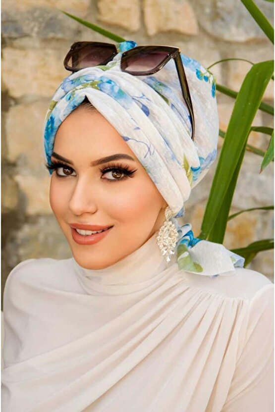 Beyaz Mavi Çiçekli Tokalı Bone