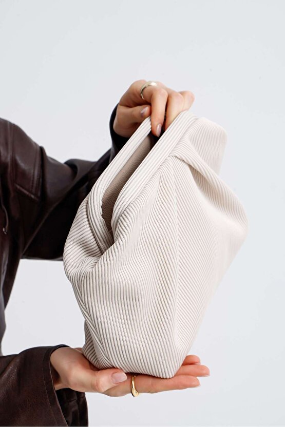 Heybes Kadın Krem Piliseli Clutch El Çantası