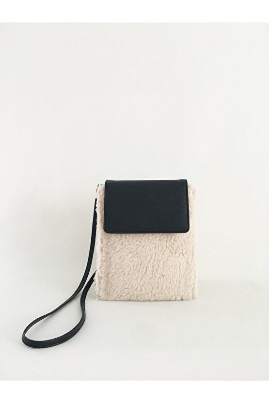 Kadın Siyah Kapaklı Peluş Çapraz Askılı Omuz Çantası