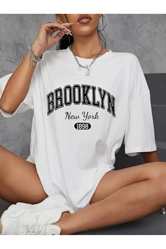 Brooklyn Harf Baskılı Düşük Omuzlu T-shirt, Rahat Kısa Kollu Bol T-shirt, Kadın Giyim - Beyaz
