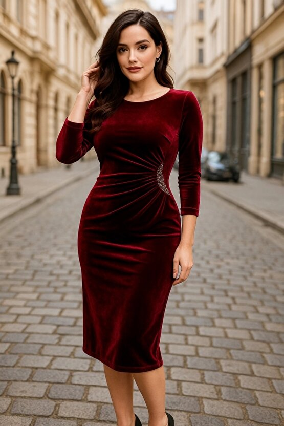 Kadın Uzun Kollu Yakası Açık Yanlardan Büzgülü Taş Detaylı Midi Kadife Elbise
