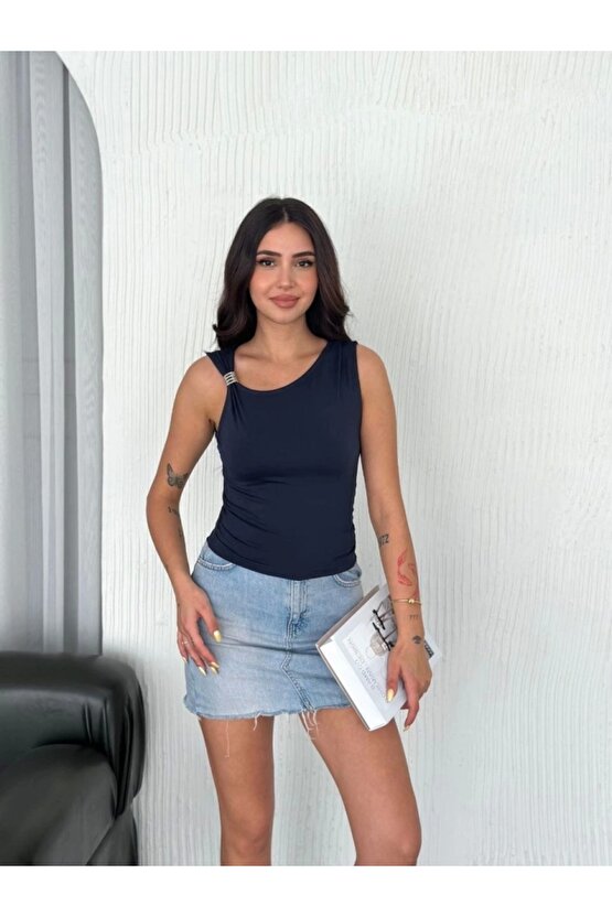 Osy Modal Yumuşak Dokulu Kumaş Bisiklet Yaka Sıfır Kol Bluz Omuz Toka Aksesuar Detaylı - Lacivert