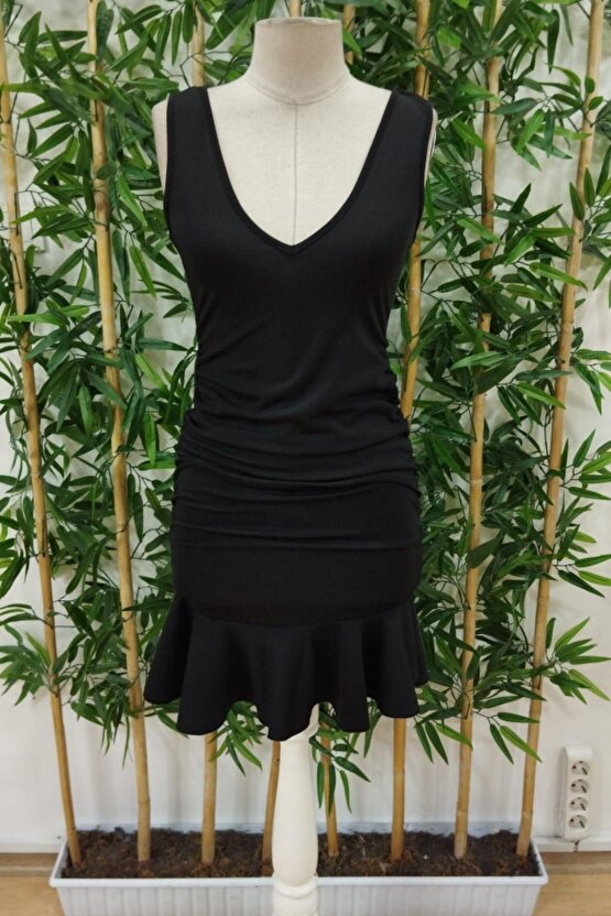 Derin Dekolteli Fırfırlı Krep Elbise