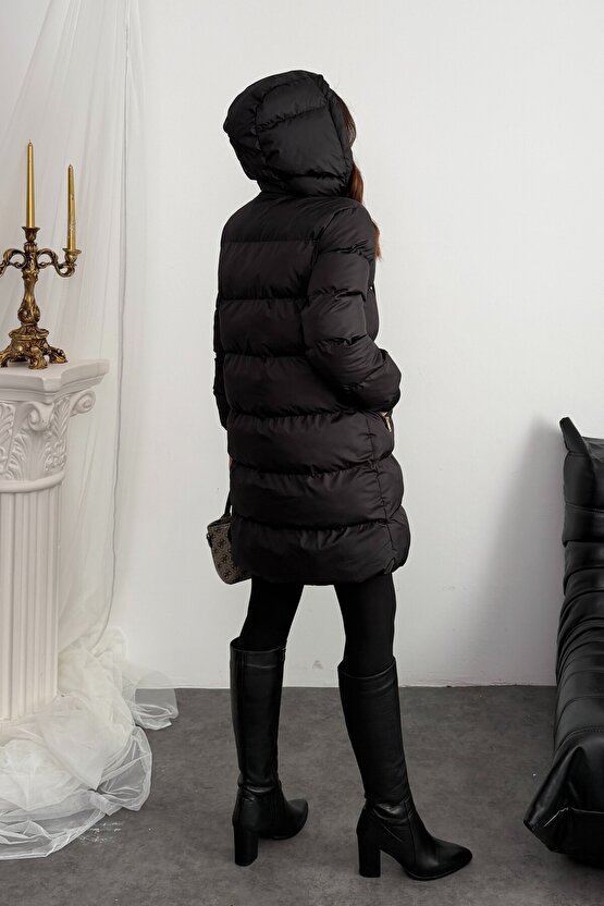 Kadın Siyah Uzun Kapüşonlu Şişme Mont – Oversize Kışlık Gold Düğmeli