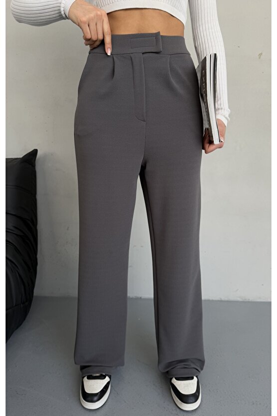 Kadın Kaşe Kaban – Siyah Yünlü Dokuma, Kruvaze Yaka, Astarlı, Cepli, Kuşaklı Uzun Boy Tesettür Uyuml