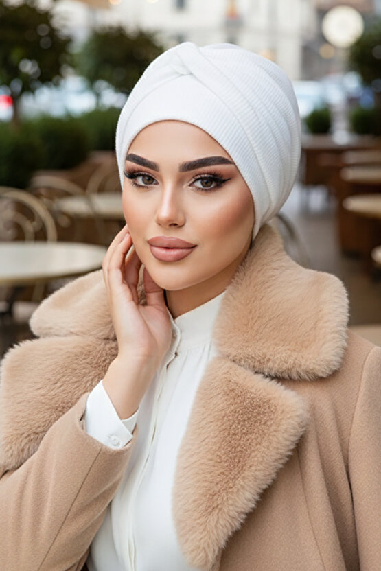 Beyaz Triko Fitilli Burgu Detaylı Bone