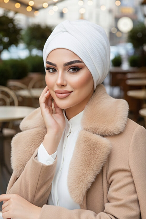 Beyaz Triko Fitilli Burgu Detaylı Bone