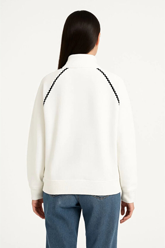 Kadın Oversize Dik Yaka Fermuarlı Sweatshirt - Zincir Nakışli Kanguru Cepli, - Beyaz