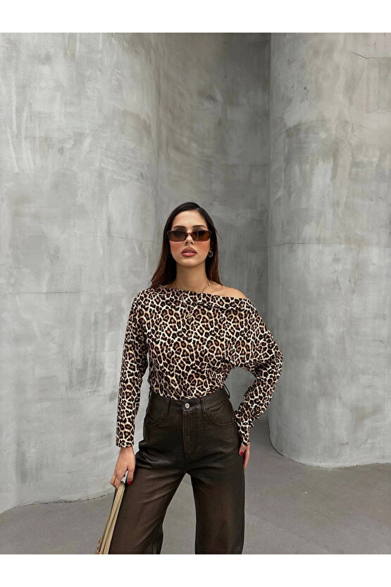 Kadın Leopar Desenli Düşük Omuzlu Bluz