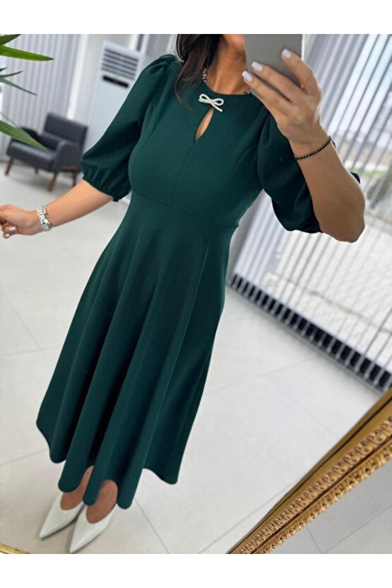 EQURİ Kadın Kısa Kollu Bisiklet Yaka Fiyonk Broşlu Midi Janjan Krep Elbise