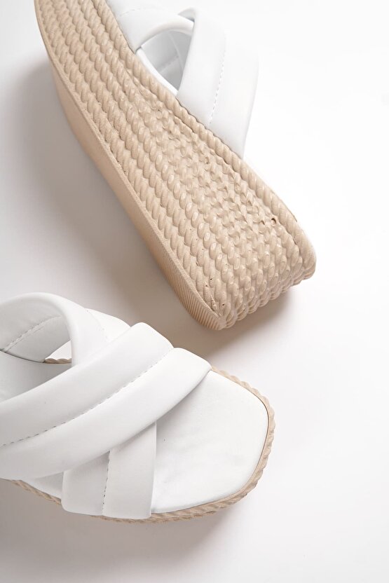 JOYMIX Dolgu Topuklu Ortopedik Taban Hasır Görünümlü Kadın Terlik CKT - Beyaz