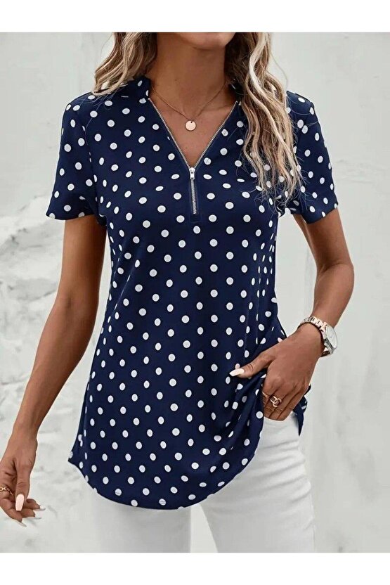 Kadın Kısa Kollu Yakadan Fermuarlı Puantiyeli Uzun Dokuma Viskon Bluz