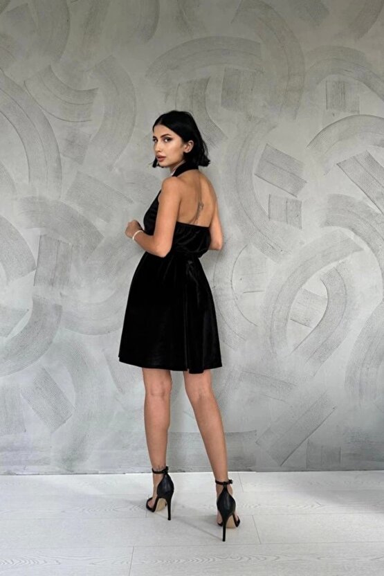 Siyah Boyundan Geçmeli Elbise